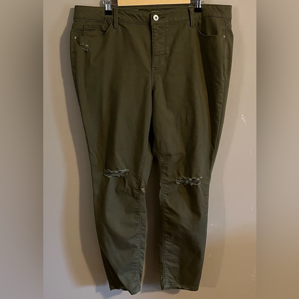 $6❤️Bundled True Craft Olive Green Distressed Pants